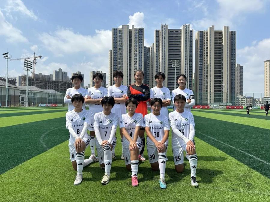 包含联赛冠军争夺战：女子足球队间巅峰对决的词条
