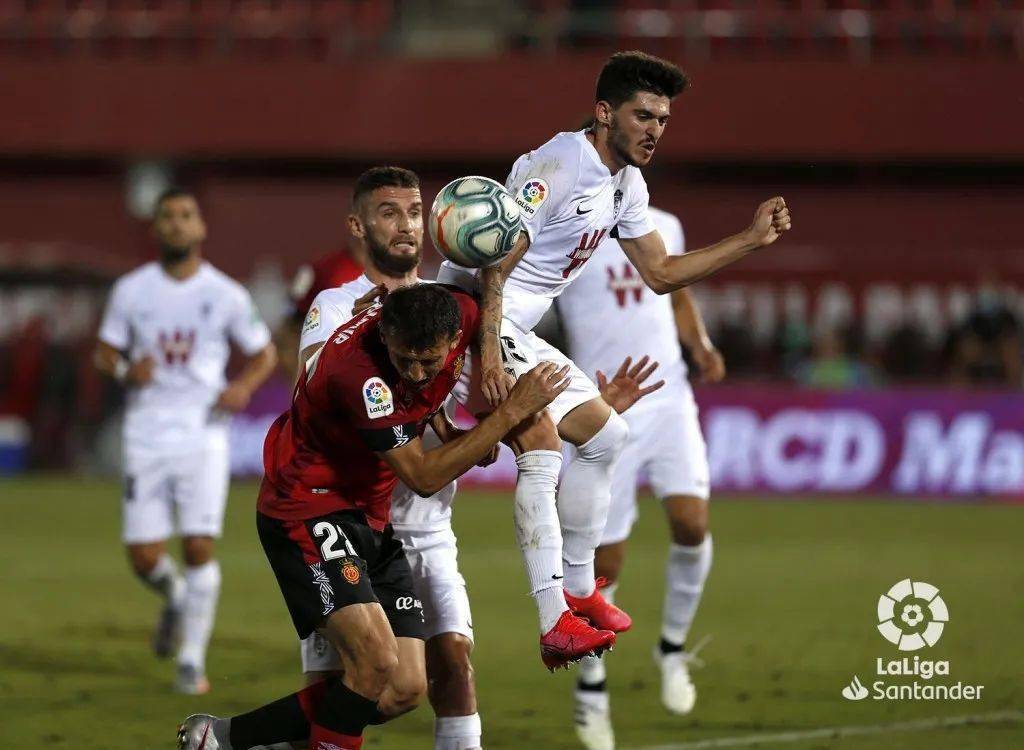 包含格拉纳达主场战平强敌，保持不败纪录的词条