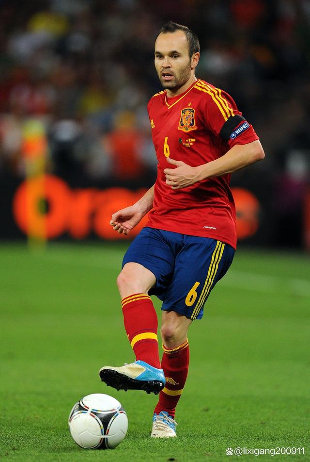 包含西班牙中场伊涅斯塔展现技术超群的词条