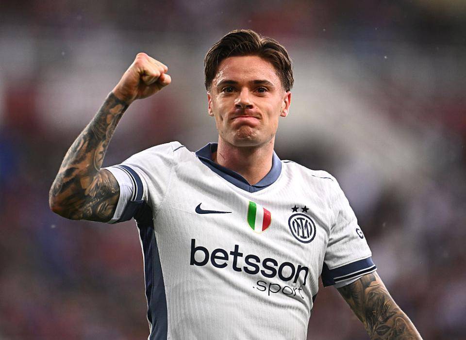 那不勒斯球员纷纷进球，球队士气高涨