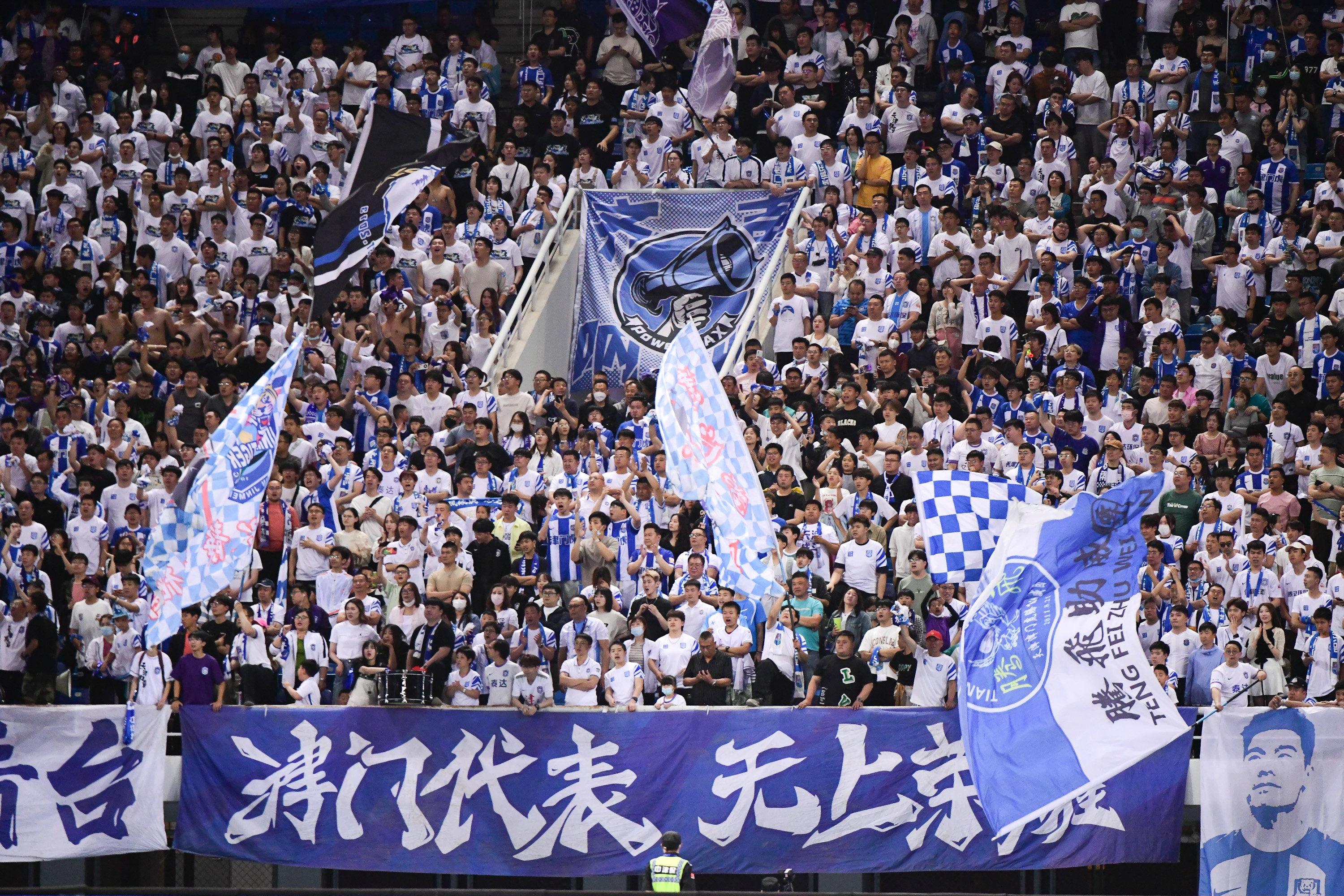 紧张氛围笼罩全场，球迷热情高涨