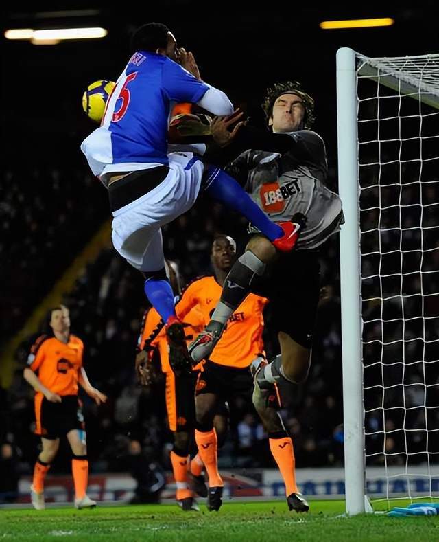 塞尔维亚队向克罗地亚队发起冲击，寻求突破