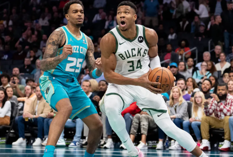 雄鹿客场遇难，字母哥全场33分囊括全队最高得分