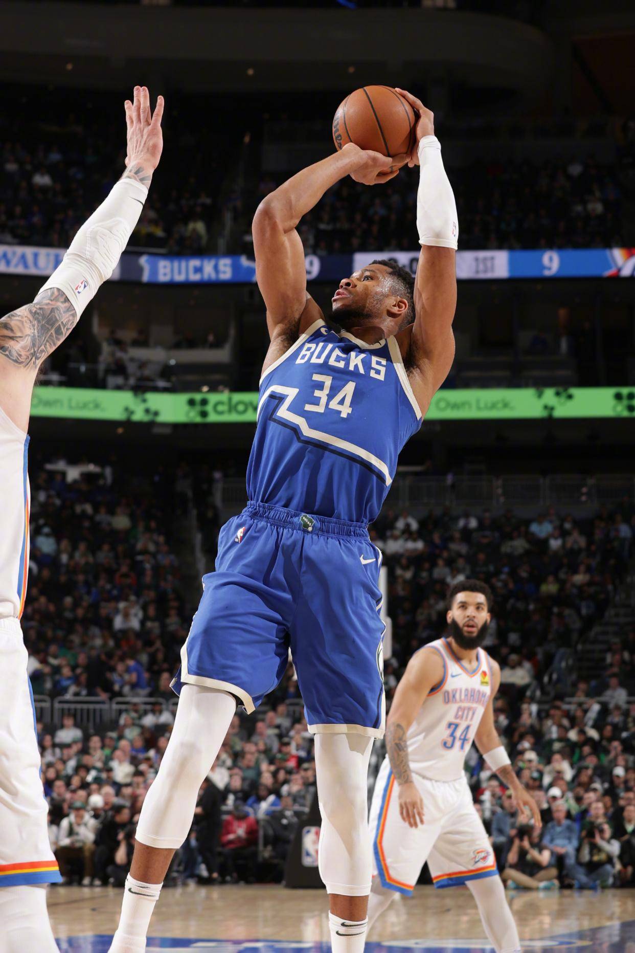 雄鹿客场遇难，字母哥全场33分囊括全队最高得分