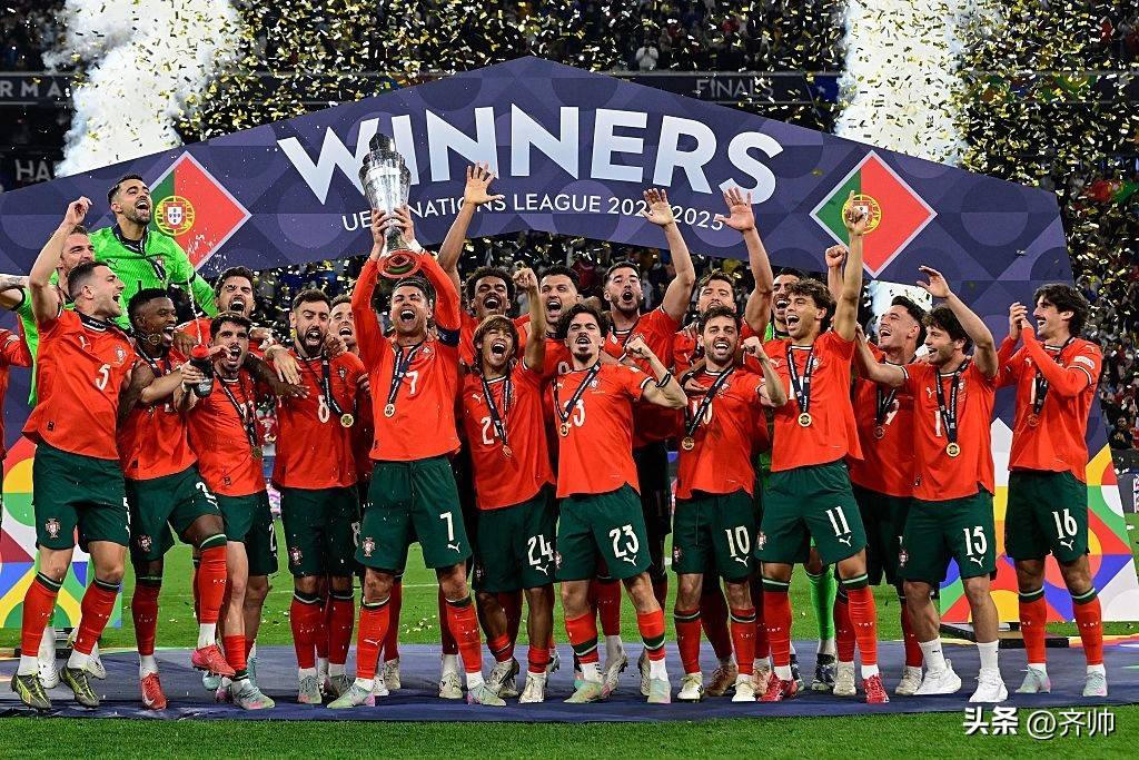 奥地利队顽强抵御，斩获世界杯奖杯