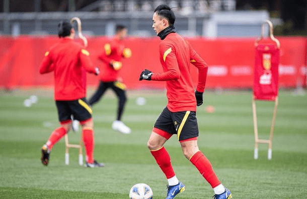 球队主帅对下一轮比赛布置战术计划