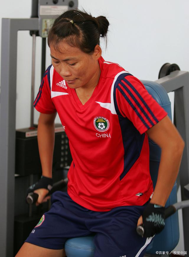 中国女足球员不懈训练，志在非凡冠军的简单介绍