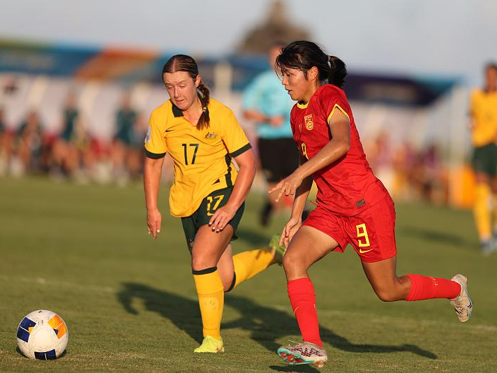 中国女足球员不懈训练，志在非凡冠军的简单介绍