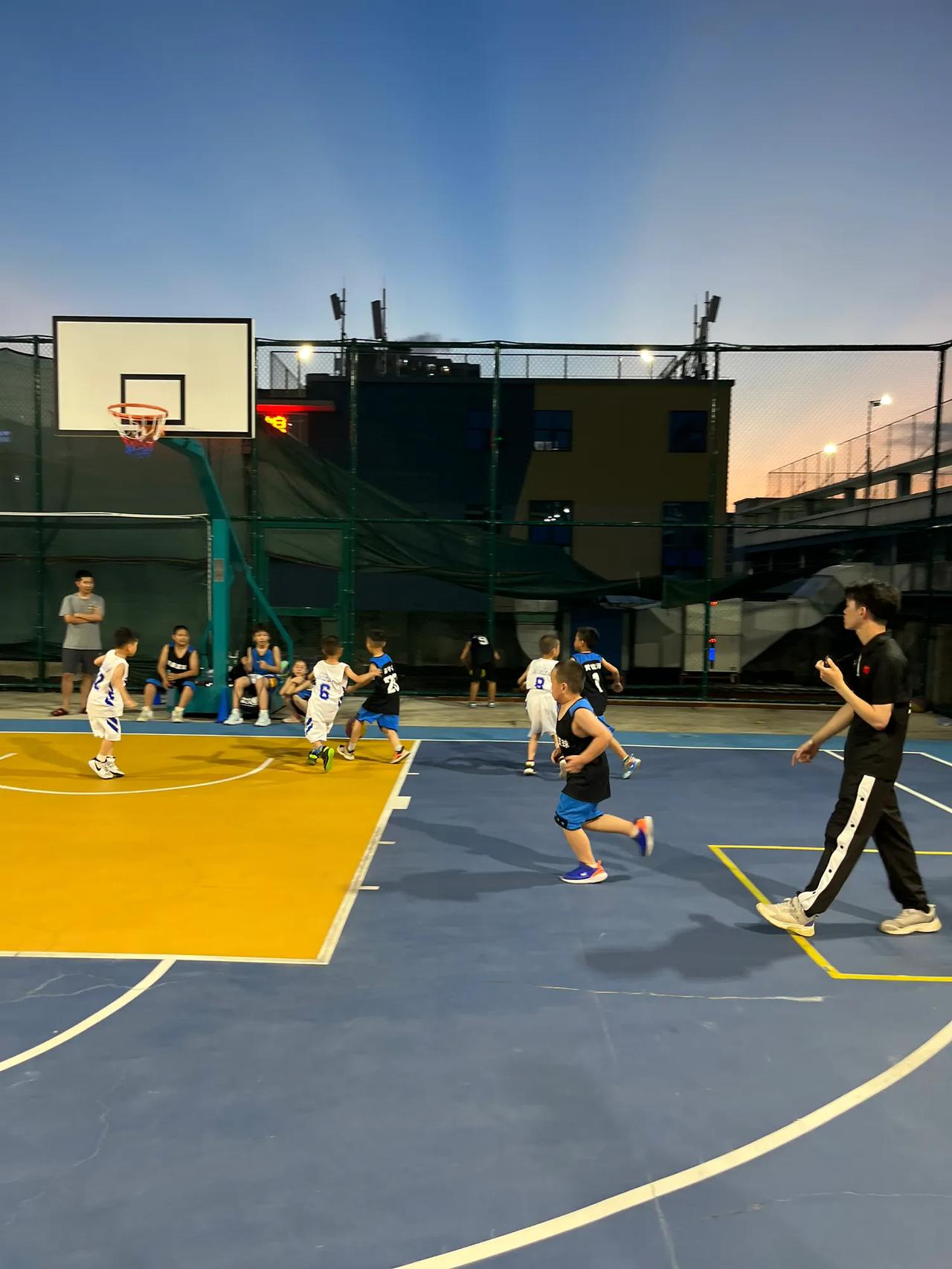 开拓者队全队备战迎接新一轮比赛，士气高昂的简单介绍