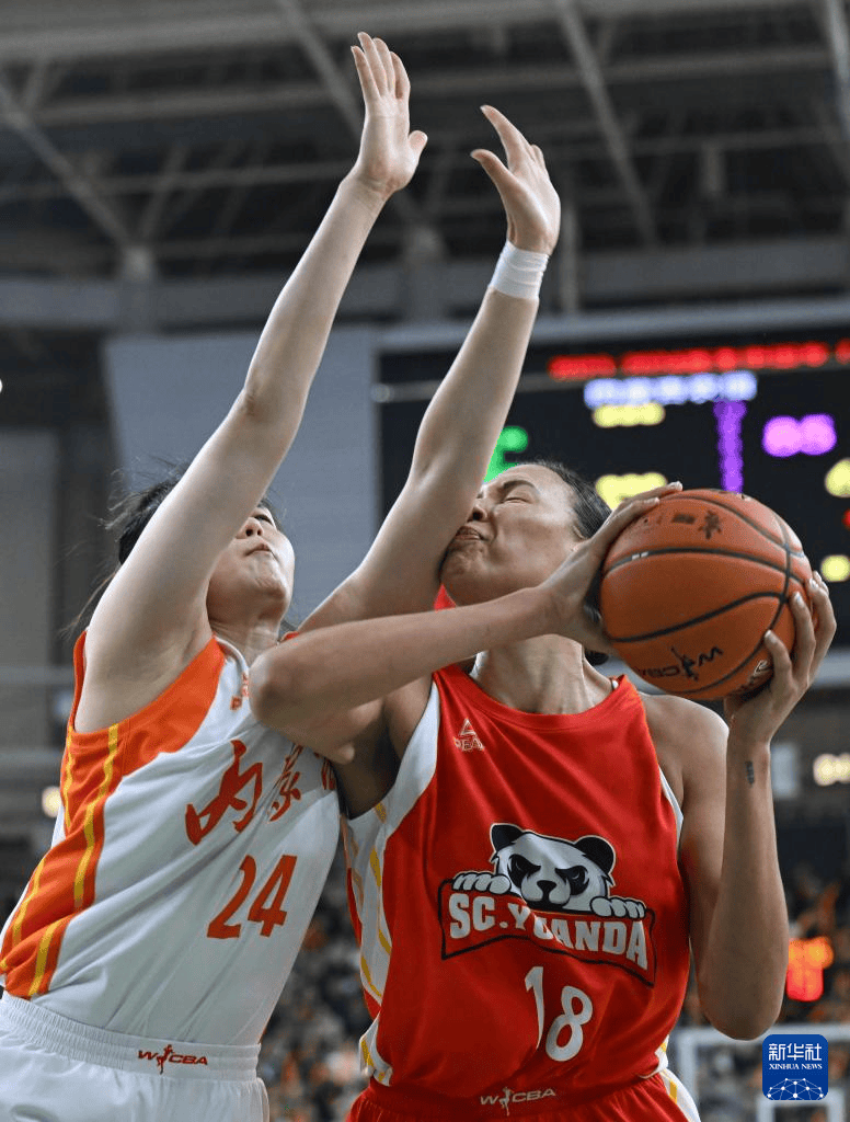 CBA球员在赛后庆祝胜利情绪高昂