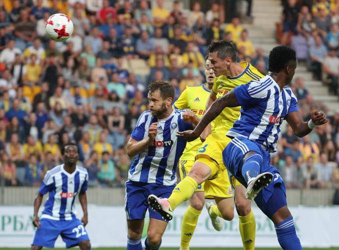 包含足球赛场强强对话，球队实力角逐的词条