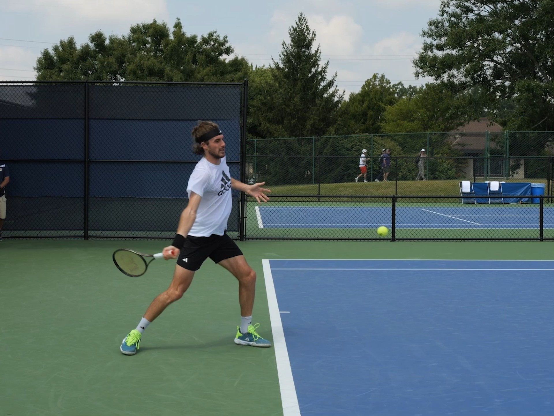 包含世界网球队轻取澳大利亚网球队，西西帕斯爆发神勇的词条