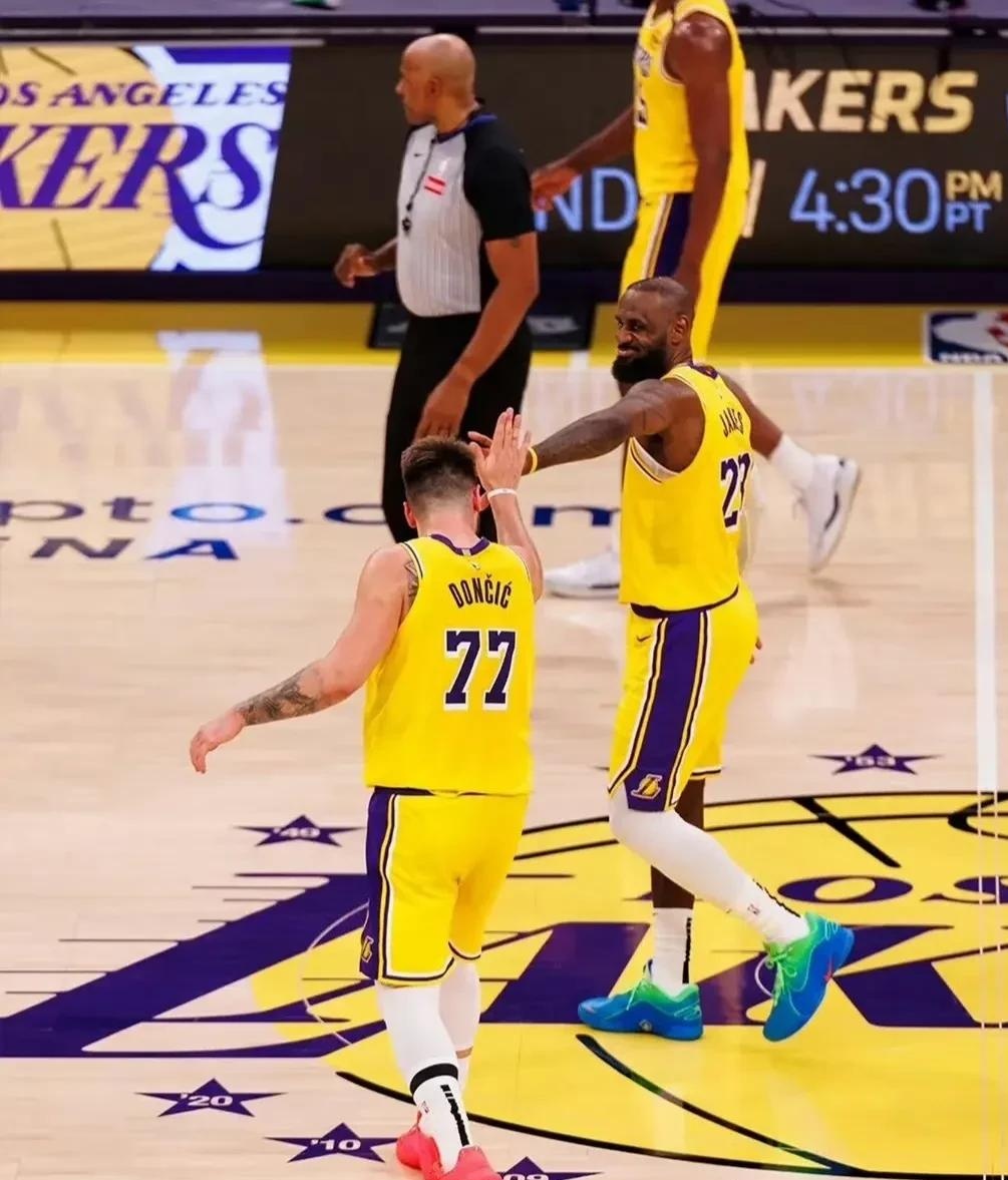 包含湖人鏖战山西队，锡安关键制胜的词条